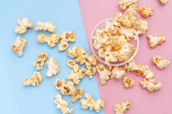 Popcorn v misce na modrém a růžovém pozadí. — Stock fotografie