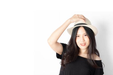 Beyaz arka planda izole edilmiş kameraya gülümseyen şapkalı mutlu kadın portresi.