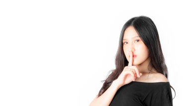 Solunda fotokopi alanı olan, beyaz arka planda izole edilmiş, poz veren ve kameraya bakan mutlu kadın portresi.