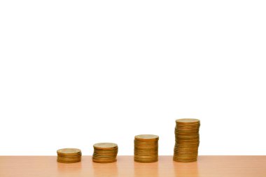 Artan grafiği beyaz arkaplanda gösteren bozuk para yığını. kırpma yolu.