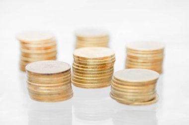 Beyaz arkaplanda para yığını.