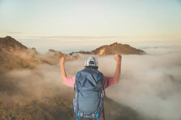 Jeune Homme Avec Sac Dos Profitant Coucher Soleil Sur Montagne — Photo