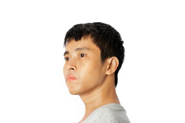 一位年轻的亚洲男子穿着白色背景的衣服向前看 — 图库照片