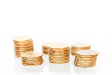 Beyaz arkaplanda para yığını.