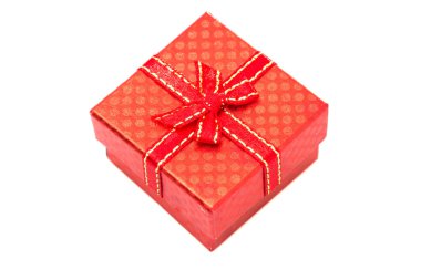 Beyaz arkaplanda hediye kutusu.