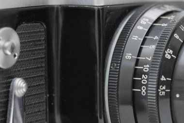 Eski film kamerasının merceğine yakın çekim.