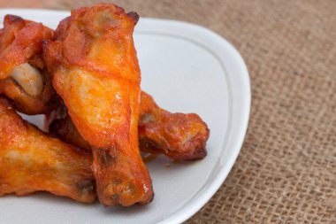 Kahverengi çuvalda tavuk kanatları.