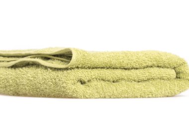 Beyaz arkaplanda yeşil vücut havlusu izole edildi