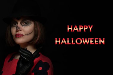 Cadılar Bayramı, siyah arka planda makyajlı bir kadın.