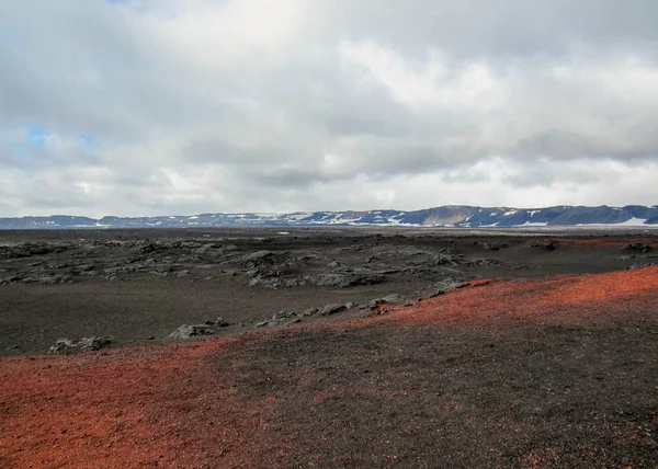 Vista Épica Rochas Vermelhas Antigo Campo Lava Com Montanhas Cobertas — Fotografia de Stock