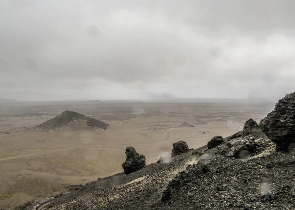 Askja の不毛と月面のような景観と水の滴の劇的なビューは カメラのレンズにあります アイスランド Vatnajokull 国立公園 ヨーロッパの中部高原のリモート部分 — ストック写真