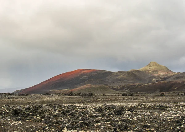 Kverkfjoll 的神秘景观 红色和黑色的火山岩覆盖着山坡 冰岛中部高地的偏远部分 Vatnajokull 国家公园 — 图库照片