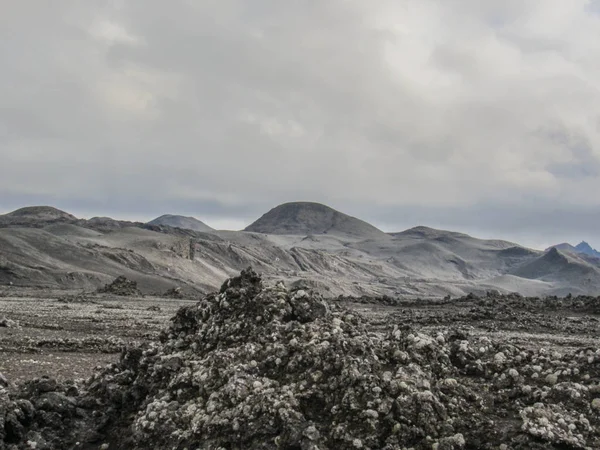 溶岩のフィールドと黒い火山性の山々 Kverkfjoll アイスランド Vatnajokull 国立公園 ヨーロッパの中部高原のリモート部分で夏の景色 — ストック写真