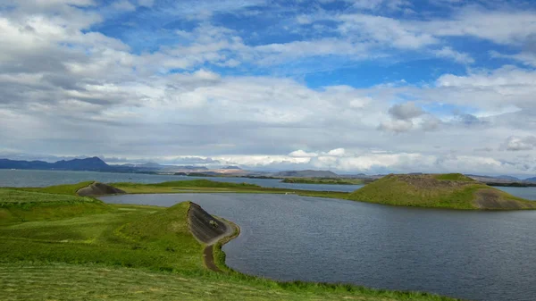 ミーヴァトン湖の緑の Pseudocraters Skutustadagigar での美しい晴れた日に青空と雲 ダイヤモンド サークル アイスランド ヨーロッパの北の豪華なルートで 島の美しい景色 — ストック写真