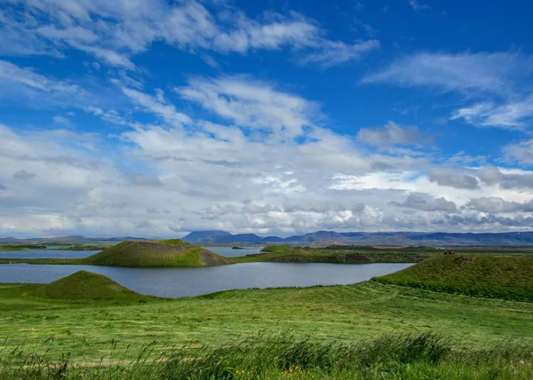 Wunderschöne Landschaft Des Myvatn Sees Mit Grünen Pseudokratern Und Inseln — Stockfoto