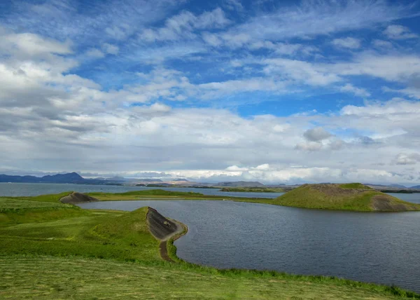 Pseudocraters と美しい晴れた日に青空と雲の Skutustadagigar 諸島のミーヴァトン湖の美しい景色は 北アイスランド ヨーロッパで人気の観光地 — ストック写真