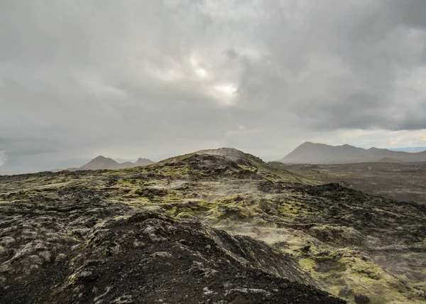 乾燥堅い黒い溶岩 Krafla 火山のカルデラと割れ目ゾーン ミーヴァトン地域にまだ湯気で劇的な風景 ダイヤモンド サークル アイスランド ヨーロッパの北の人気の観光地 — ストック写真