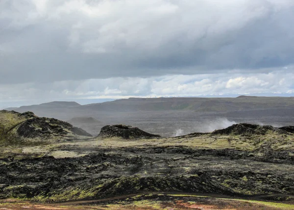 Dramatische Landschap Met Droge Stijve Zwarte Lava Nog Steeds Stomen — Stockfoto