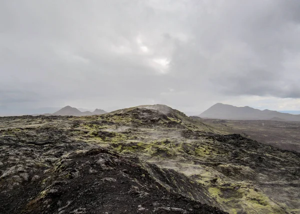 Krafla 火山のカルデラと割れ目ゾーン ミーヴァトン地域でまだ蒸し乾燥の硬い黒い溶岩と壮大な風景 ダイヤモンド サークル アイスランド北部 ヨーロッパの人気の観光地 — ストック写真