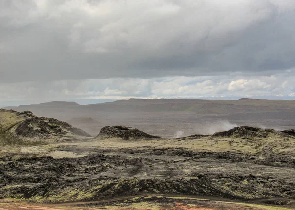 Epické Krajina Suché Ztuhlé Černé Lávy Ještě Kouřící Vyhaslého Kráteru — Stock fotografie