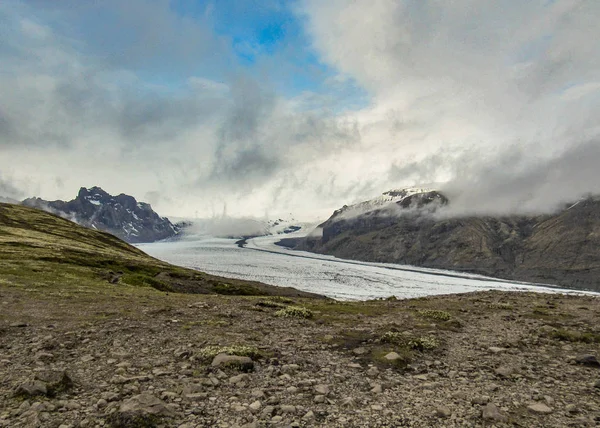 夏の曇り日の Skaftafellsjokull 氷河の壮大な風景 氷と雪を滑り降りるスカフタフェットル Vatnajokull 国立公園 南部アイスランド ヨーロッパの山の谷の氷河舌 — ストック写真