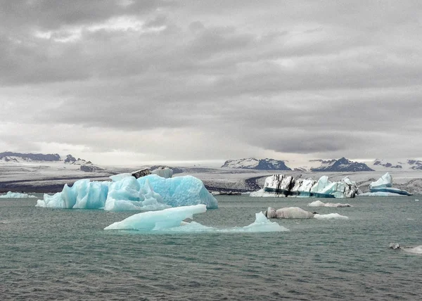 Extrem Geschmolzener Azur Eisberg Sommer Schwimmend Wasser Der Jokulsarlonlagune Vatnajokull — Stockfoto
