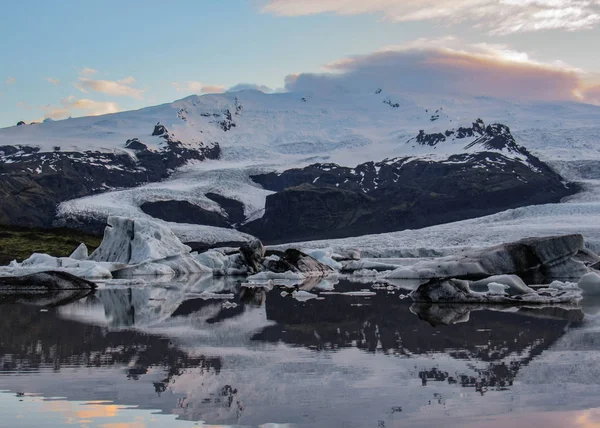 Isberg-lagunen Fjallsarlon med flytande isberg och dramatisk himmel speglar i vatten, Vatnajökull nationalpark, södra Island, Europa — Stockfoto