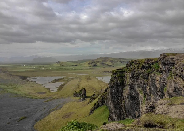 Dyrholaey Epik Peyzaj Dağlar Kaplı Yeşil Yosun Siyah Kum Plaj — Stok fotoğraf