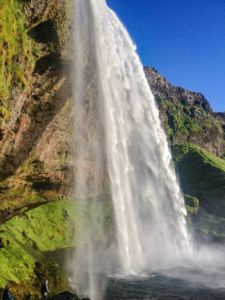 Lélegzetelállítóan Gyönyörű Vízesés Seljalandsfoss Napsütéses Nyári Napon Kék Népszerű Idegenforgalmi — Stock Fotó