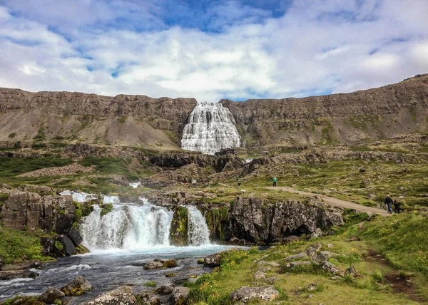 Dynjandi 観を見事な 西部フィヨルド アイスランドにある滝のシリーズ 青空の晴れた日で人気の観光地 — ストック写真
