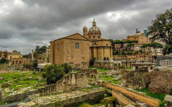 Vista Ciudad Con Monumentos Ruinas Históricas Roma Nublado Día Primavera — Foto de Stock