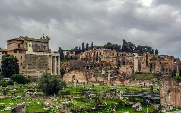 Vista Ciudad Con Monumentos Ruinas Históricas Roma Nublado Día Primavera — Foto de Stock