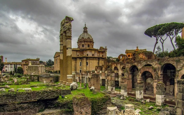 Vista Ciudad Con Monumentos Ruinas Históricas Roma Nublado Día Primavera — Foto de Stock