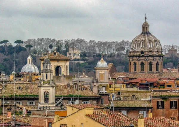 Vista Ciudad Con Monumentos Ruinas Históricas Roma Nublado Día Primavera — Foto de Stock