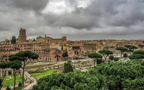Vista Ciudad Con Monumentos Ruinas Históricas Roma Nublado Día Primavera — Foto de Stock