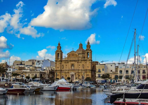 Panoráma Města Valletty Hlavního Města Malty Kostelem Součástí Odráží Vodě — Stock fotografie