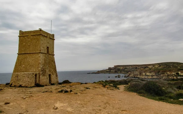 Torre Vigia Nas Proximidades Qarraba Maravilha Natural Entre Baía Gnejna — Fotografia de Stock