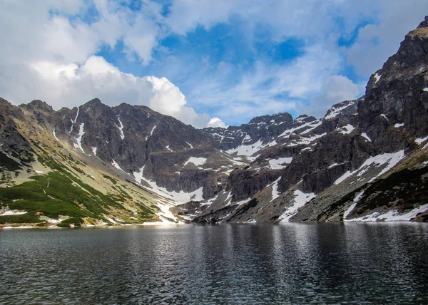 Wspaniałych Krajobrazów Góry Jezioro Czarny Staw Charakterystycznym Niebieskim Kolorem Otoczony — Zdjęcie stockowe