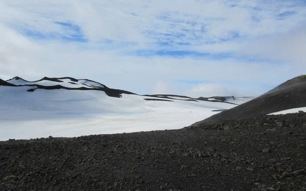 Kijk Fimmvorduhals Gebied Met Witte Sneeuw Zwarte Vulkanische Rotsen Lava — Stockfoto