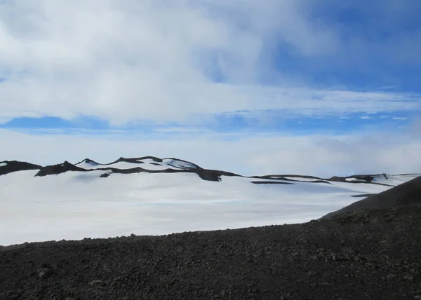 Blick Auf Das Fimmvorduhals Gebiet Mit Weißem Schnee Schwarzen Vulkanfelsen — Stockfoto