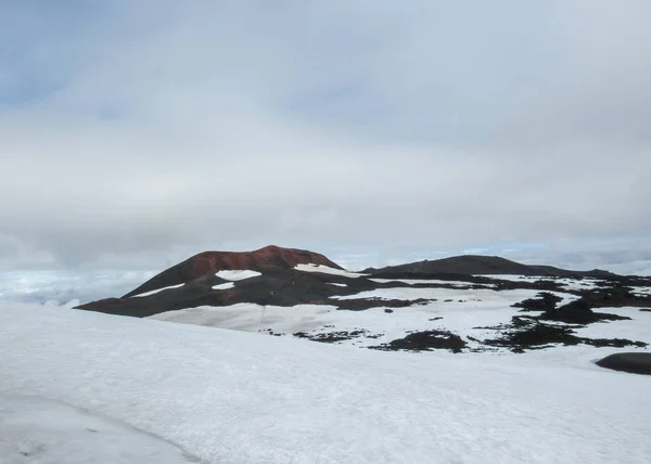 Bela Vista Área Fimmvorduhals Com Neve Branca Rochas Vulcânicas Pretas — Fotografia de Stock