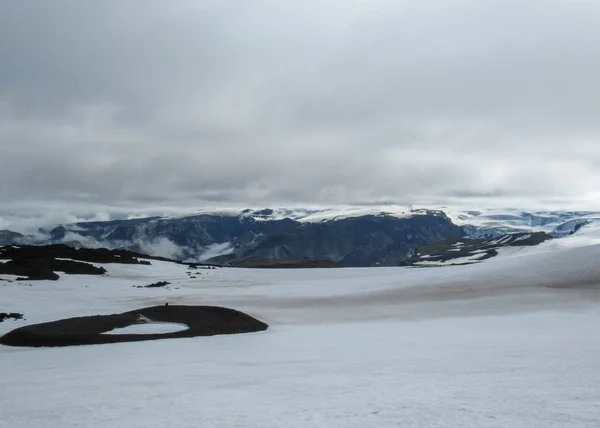 Vista Impressionante Sobre Área Fimmvorduhals Com Neve Branca Rochas Vulcânicas — Fotografia de Stock