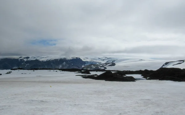 Vista Deslumbrante Sobre Área Fimmvorduhals Com Neve Branca Rochas Vulcânicas — Fotografia de Stock