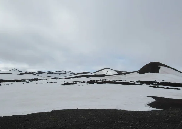 Lenyűgöző Kilátással Fehér Fekete Vulkáni Kőzetek Láva Mező Felhők Nyári — Stock Fotó