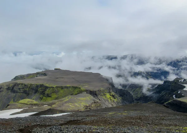 Utsikten Isländska Terräng Runt Platån Morinsheidi Täckt Med Moln Fimmvorduhals — Stockfoto
