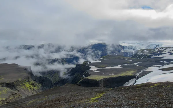 位于冰岛南部 Eyjafjallajokull Myrdalsjokull 之间的 Morinsheidi 高原周围的史诗般的景观 云中有山脉和冰川 — 图库照片