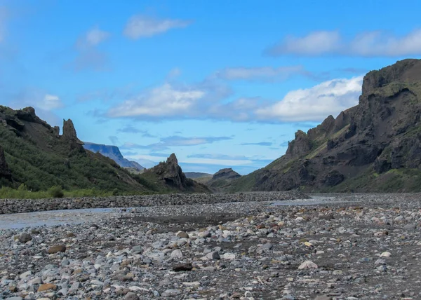 索斯莫克山谷和克洛萨河的景观 在山脉之间蜿蜒而下 从冰岛的希格兹冰川下下来 — 图库照片