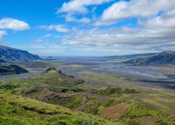 来自冰岛高地 Valahnukur 山顶的索尔斯莫克绿色山谷令人叹为观止的风景 夏季有火山 绿色森林和蔚蓝阳光明媚的天空 — 图库照片