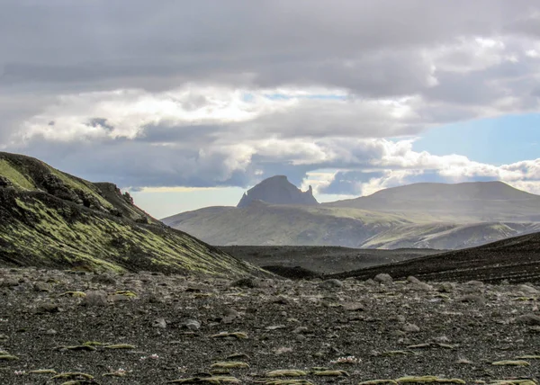 在从索斯莫克到冰岛高地兰德曼纳劳加的劳加维古尔小道上 欣赏具有火山 冰川河流 高地沙漠和植被差的戏剧性冰岛地形 — 图库照片