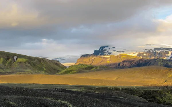 Myrdalsjokull 夏の夜 夕焼け空の下で地形を見事な火山風景レイキャヴィーク アイスランドへ Thorsmork からカトラ カルデラ Botnar Ermstur ロイガヴェーグル通り歩道 — ストック写真